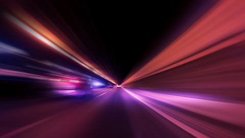 Farbige Lichtspuren von Autos in einem Tunnel – Symbol für Geschwindigkeit und Innovation auf der IAA